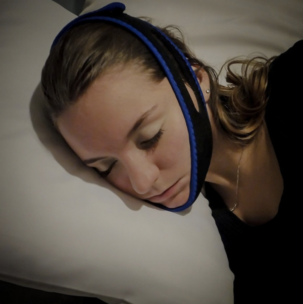 Kvinne sover med antisnorkebånd